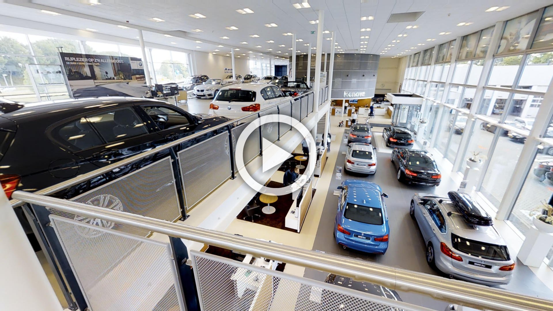 Дилер ли. Шоурумы автомобилей. BMW Showroom. Автодилер. Автосалон и представление машин.